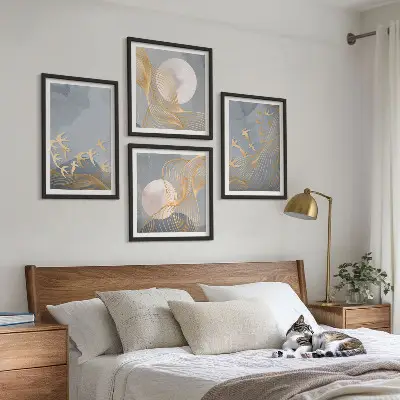 Billedvæg over sofa med motiv af fugle i himlen ved måneskin