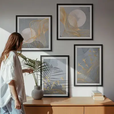 Billedvæg over sofa med motiv af fugle i himlen ved måneskin