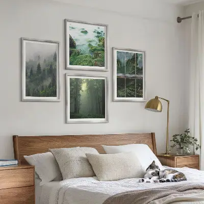 Billedvæg over sofa med motiv af skovtåge, flod og drivhusplanter