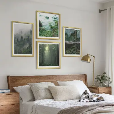 Billedvæg over sofa med motiv af skovtåge, flod og drivhusplanter