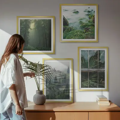 Billedvæg over sofa med motiv af skovtåge, flod og drivhusplanter