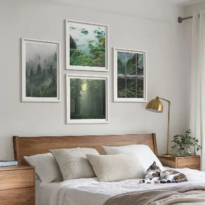 Billedvæg over sofa med motiv af skovtåge, flod og drivhusplanter