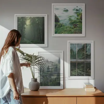 Billedvæg over sofa med motiv af skovtåge, flod og drivhusplanter
