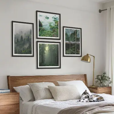 Billedvæg over sofa med motiv af skovtåge, flod og drivhusplanter
