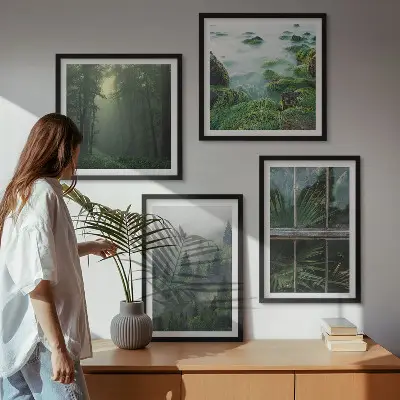 Billedvæg over sofa med motiv af skovtåge, flod og drivhusplanter