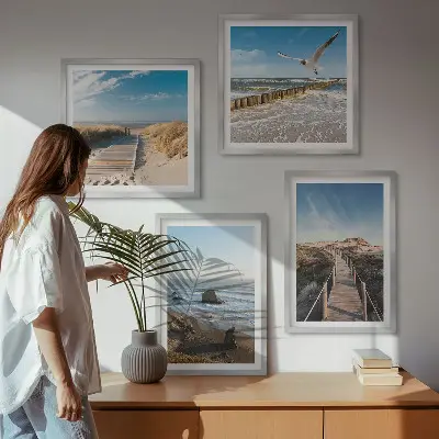 Billedvæg over sofa med motiv af strand bølger himmel og mole