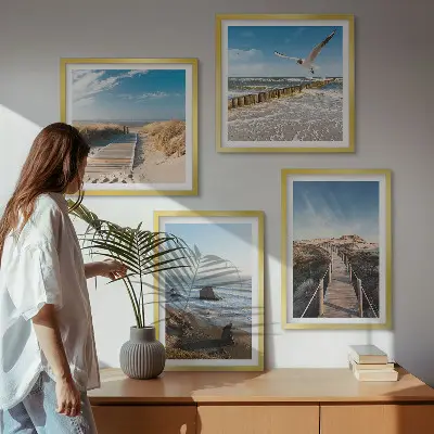 Billedvæg over sofa med motiv af strand bølger himmel og mole