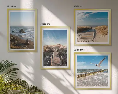 Billedvæg over sofa med motiv af strand bølger himmel og mole