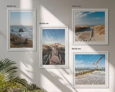 Billedvæg over sofa med motiv af strand bølger himmel og mole