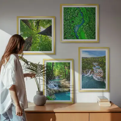 Billedsæt med ramme motiv af grøn skov med vandfald