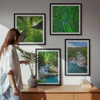 Billedsæt med ramme motiv af grøn skov med vandfald