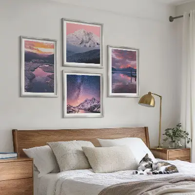 Billedvæg over sofa med motiv af bjerge, vand og smukke landskaber