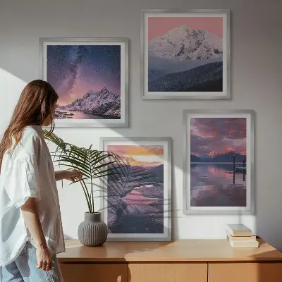 Billedvæg over sofa med motiv af bjerge, vand og smukke landskaber
