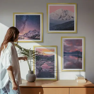 Billedvæg over sofa med motiv af bjerge, vand og smukke landskaber
