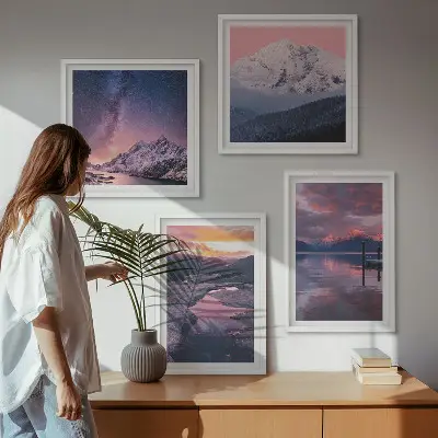 Billedvæg over sofa med motiv af bjerge, vand og smukke landskaber