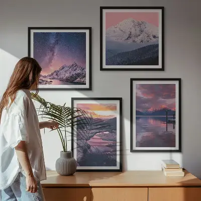 Billedvæg over sofa med motiv af bjerge, vand og smukke landskaber