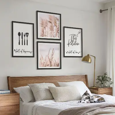 Billedvæg over sofaen med boheme græs og bogstaver til køkkenet