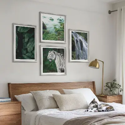 Billedvæg over sofa med motiv af hvid tiger, vandfald og blade