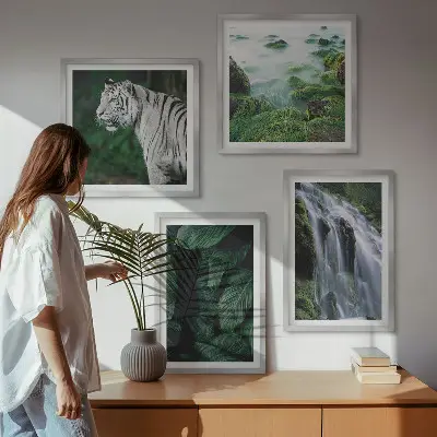 Billedvæg over sofa med motiv af hvid tiger, vandfald og blade