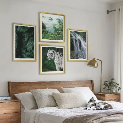 Billedvæg over sofa med motiv af hvid tiger, vandfald og blade