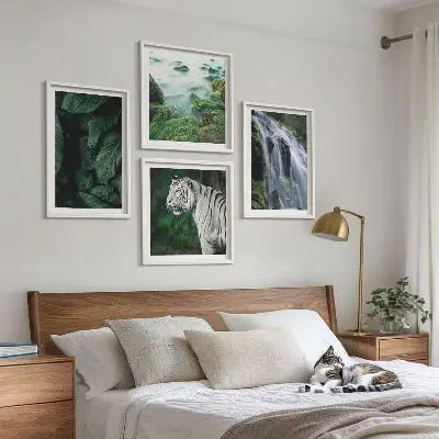 Billedvæg over sofa med motiv af hvid tiger, vandfald og blade