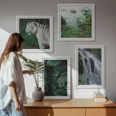 Billedvæg over sofa med motiv af hvid tiger, vandfald og blade