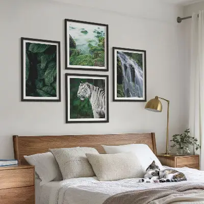 Billedvæg over sofa med motiv af hvid tiger, vandfald og blade