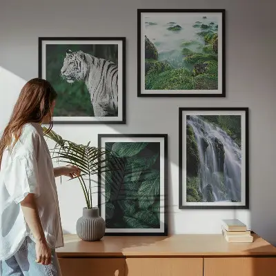 Billedvæg over sofa med motiv af hvid tiger, vandfald og blade