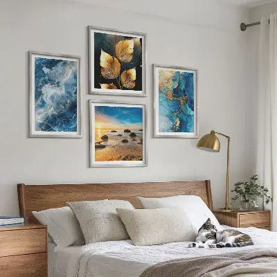 Billedvæg over sofa med blå guldmønstre