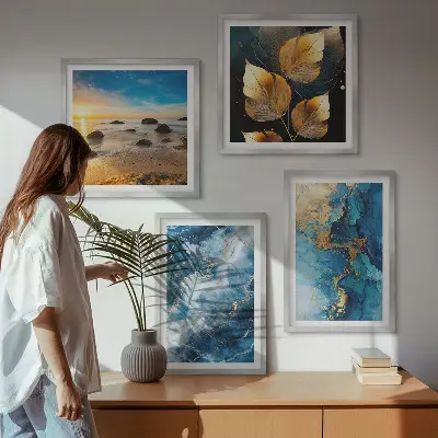 Billedvæg over sofa med blå guldmønstre