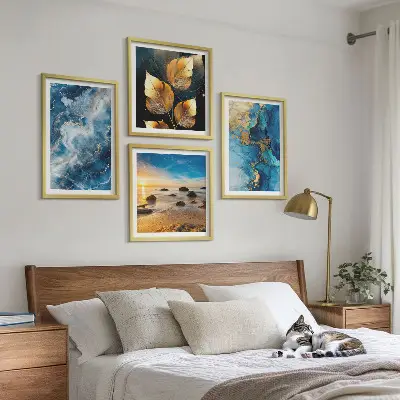 Billedvæg over sofa med blå guldmønstre