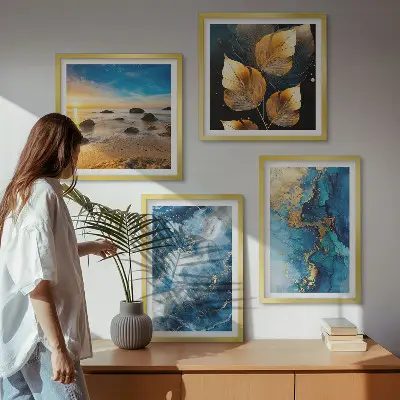 Billedvæg over sofa med blå guldmønstre
