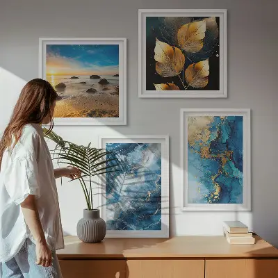 Billedvæg over sofa med blå guldmønstre