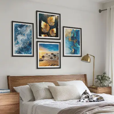 Billedvæg over sofa med blå guldmønstre