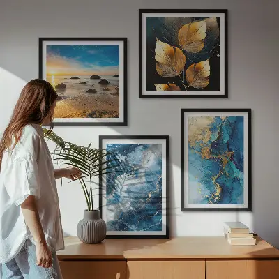 Billedvæg over sofa med blå guldmønstre