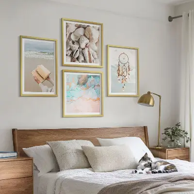 Billedvæg med konkylier i boho-stil bog med muslingeskaller