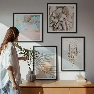 Billedvæg med konkylier i boho-stil bog med muslingeskaller