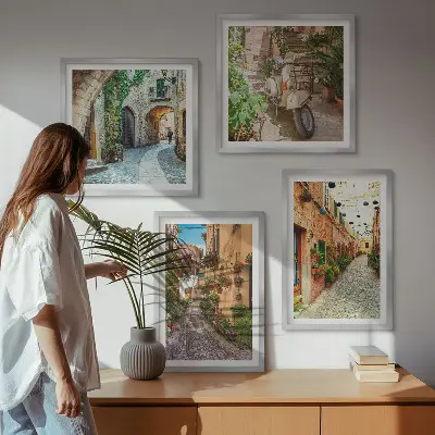 Billedvæg over sofa med motiv af charmerende italienske gader og blomster