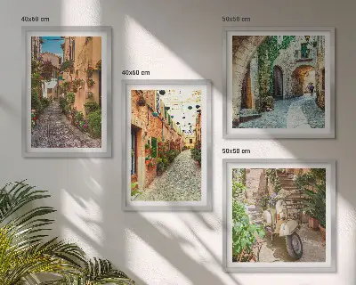 Billedvæg over sofa med motiv af charmerende italienske gader og blomster
