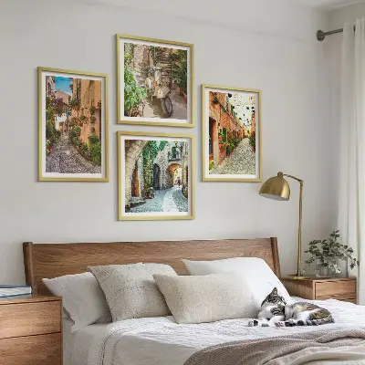 Billedvæg over sofa med motiv af charmerende italienske gader og blomster