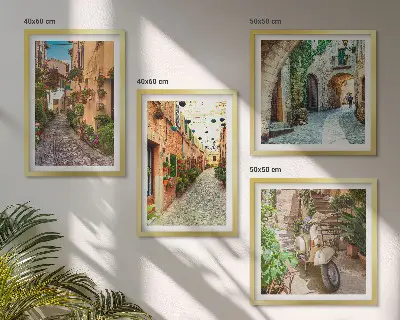 Billedvæg over sofa med motiv af charmerende italienske gader og blomster