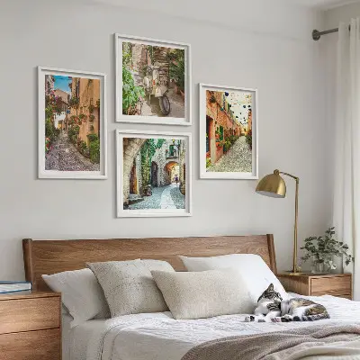 Billedvæg over sofa med motiv af charmerende italienske gader og blomster