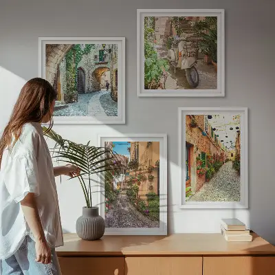 Billedvæg over sofa med motiv af charmerende italienske gader og blomster