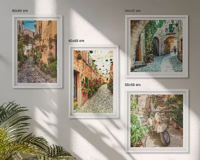 Billedvæg over sofa med motiv af charmerende italienske gader og blomster
