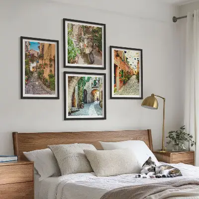 Billedvæg over sofa med motiv af charmerende italienske gader og blomster