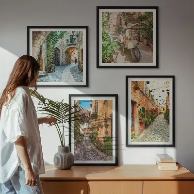 Billedvæg over sofa med motiv af charmerende italienske gader og blomster