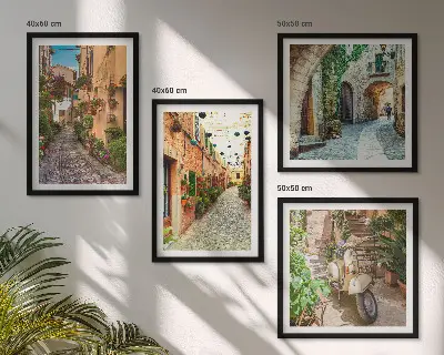 Billedvæg over sofa med motiv af charmerende italienske gader og blomster