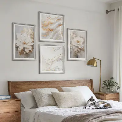 Billedvæg over sofa med abstrakt blomstermotiv i marmorstil