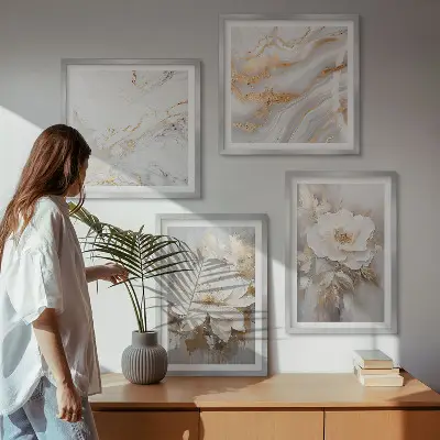 Billedvæg over sofa med abstrakt blomstermotiv i marmorstil