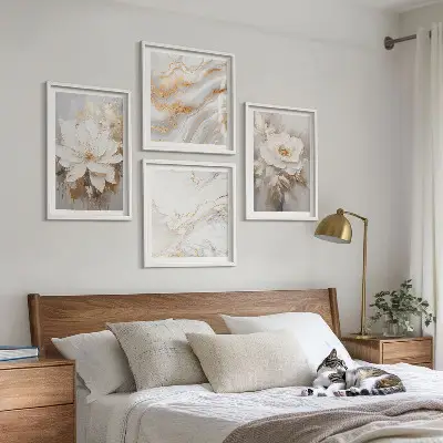 Billedvæg over sofa med abstrakt blomstermotiv i marmorstil